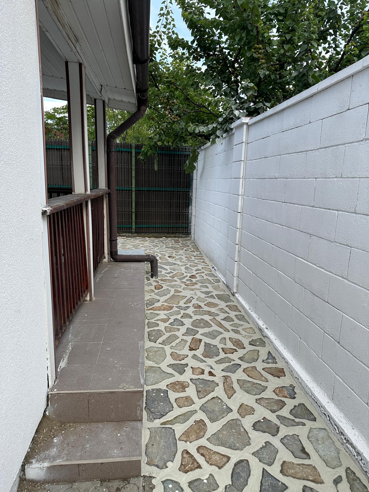 Alee îngustă lângă casă